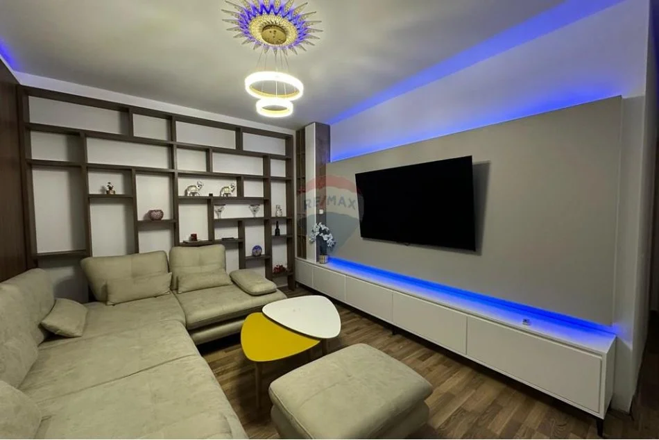 Tirane, jepet me qera apartament 2+1 Kati 5, 110 m² 700 € (Kopshti Botanik)