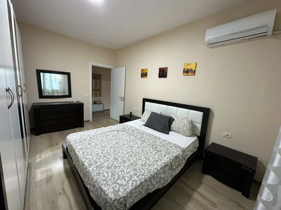 Shqiperi, jepet me qera apartament 2+1 Kati 6, 100 m² 500 € (ish parku autobuzave)