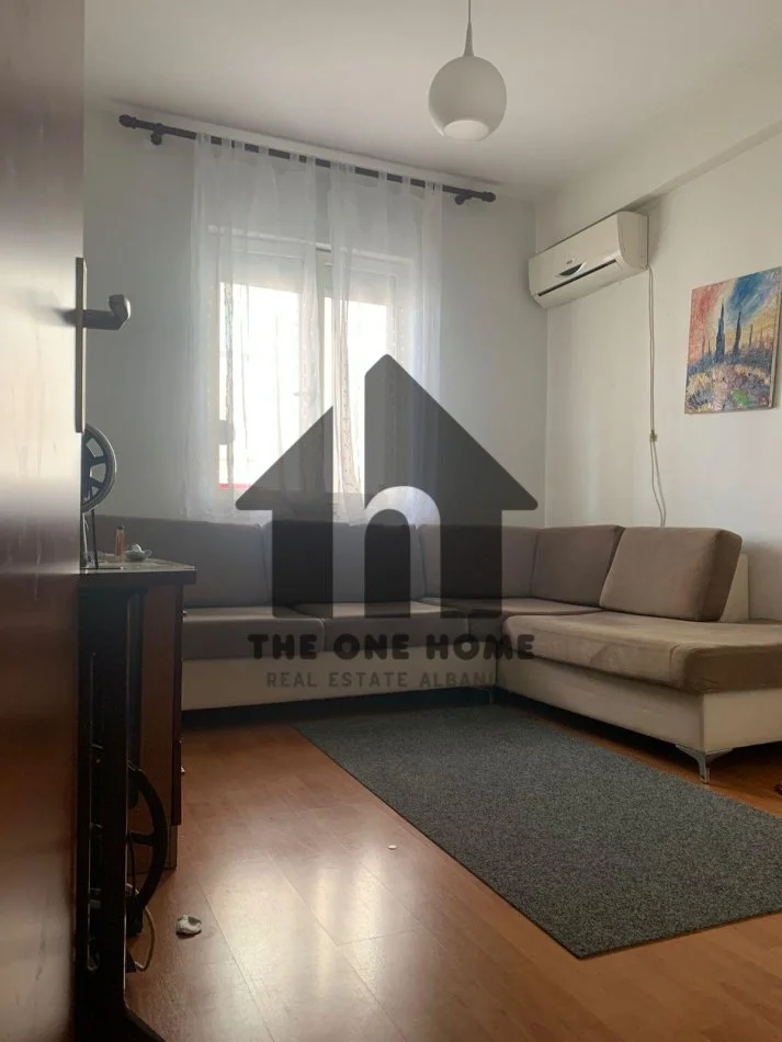 Tirane, jepet me qera apartament 1+1+Ballkon Kati 4, 65 m² 600 € (Qendra - Kristal)