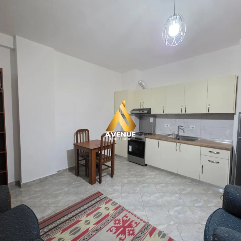Tirane, jepet me qera apartament 1+1+Ballkon , 70 m² 430 € (rruga peti)