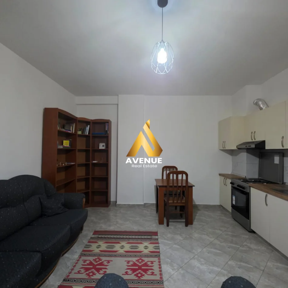 Tirane, jepet me qera apartament 1+1+Ballkon , 70 m² 430 € (rruga peti)