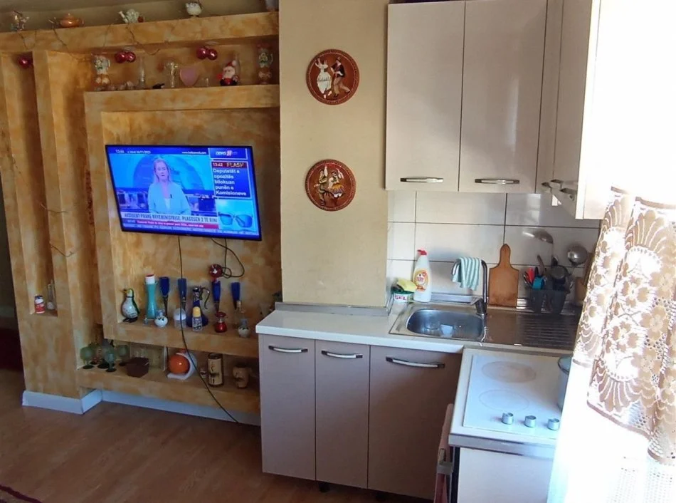 Tirane, shitet apartament 1+1, Kati 3, 