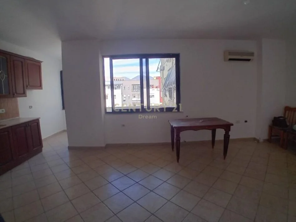 Tirane, jepet me qera apartament 2+1+Ballkon Kati 7, 94 m² 450 € (Brryli)