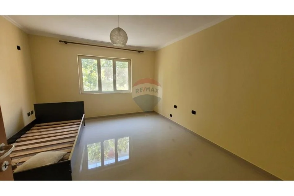 Tirane, jepet me qera apartament 2+1+Aneks+Ballkon Kati 3, 450 € (Brryli)