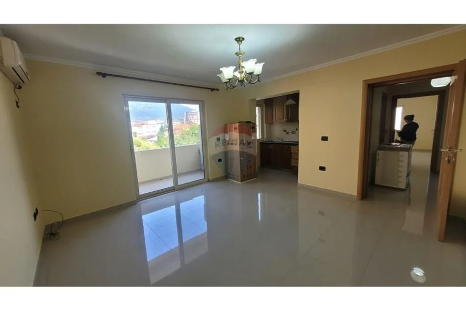 Tirane, jepet me qera apartament 2+1+Aneks+Ballkon Kati 3, 450 € (Brryli)