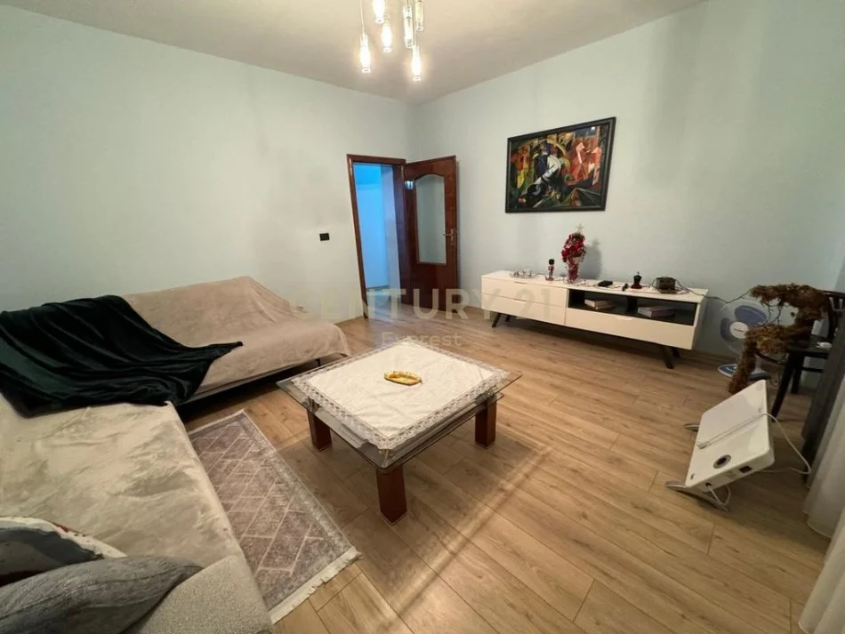 Tirane, shes apartament 2+1+Ballkon Kati 1, 200.000 € 