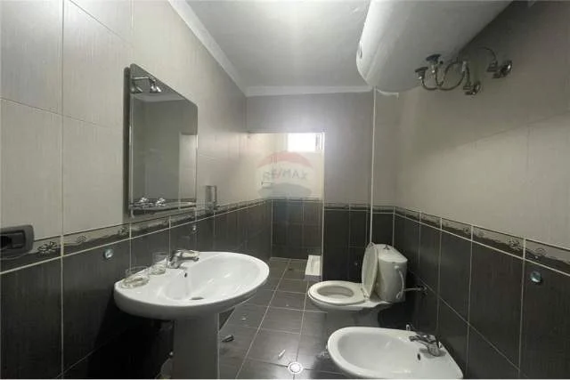 Tirane, jepet me qera apartament 2+1 Kati 4, 65 m² 400 Euro (Bulevardi "Zhan D'Ark")
