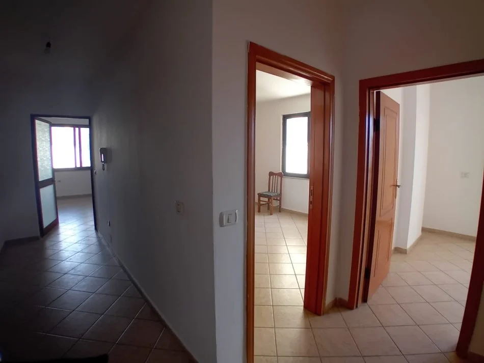 Tirane, jepet me qera apartament 2+1+Ballkon Kati 7, 94 m² 450 € (Brryli)