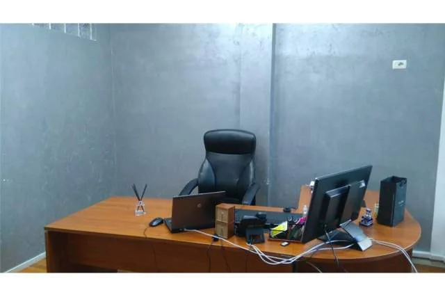 Tirane, jap me qera ambjent biznesi Kati 1, 210 m² 1.600 Euro (Bulevardi Bajram Curi)