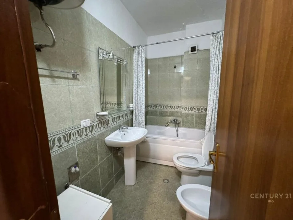 Tirane, jepet me qera apartament 2+1 Kati 7, 99 m² 550 € (Brryli)