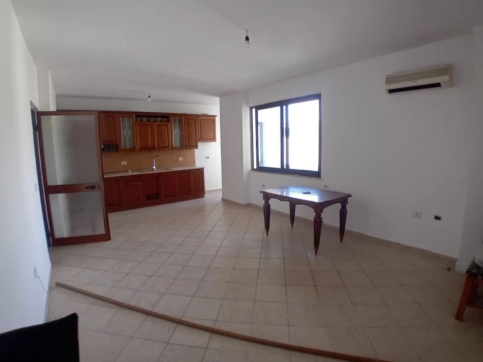 Tirane, jepet me qera apartament 2+1+Ballkon Kati 7, 94 m² 450 € (Brryli)