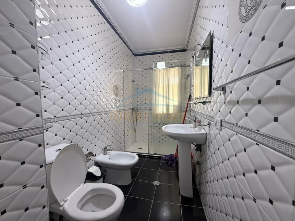 Tirane, jepet me qera apartament 2+1+2 Kati 2, 117 m² 550 € (BULEVARDI MIGJENI , Astir)