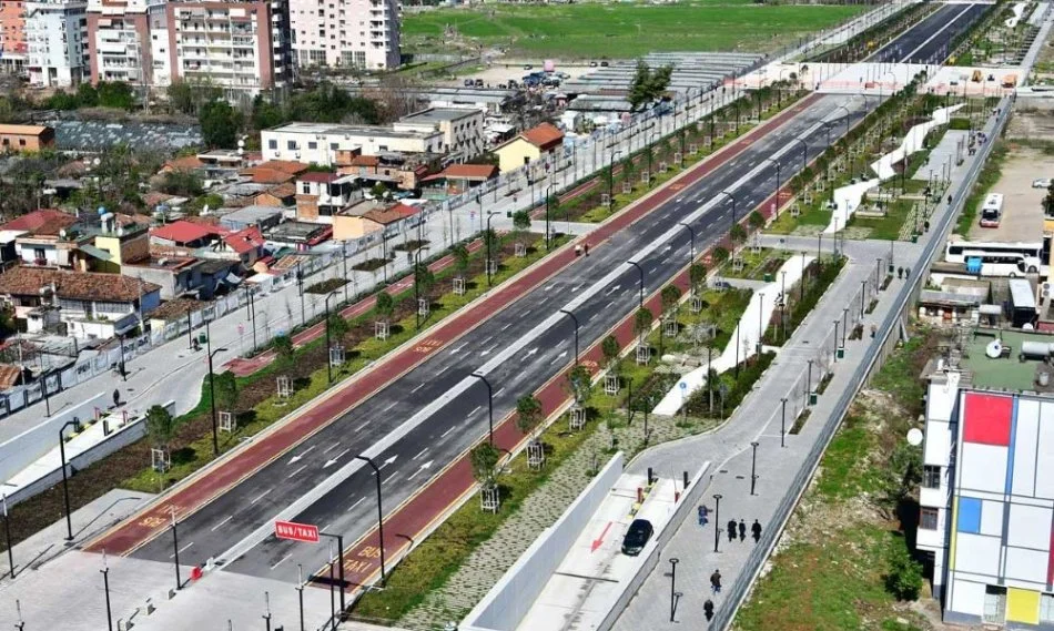 Tirane, jepet me qera ambjent biznesi Kati 0, 200 m² 1.000 € (Bulevardi i Ri)