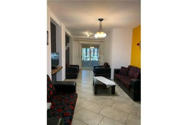 Tirane, jepet me qera apartament 2+1 Kati 2, 83 m² 600 Euro (Rruga Fortuzi)