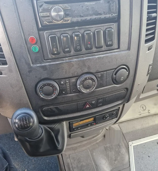 Mercedes 519 motorr 3000, i bardhë, 19+1 vende