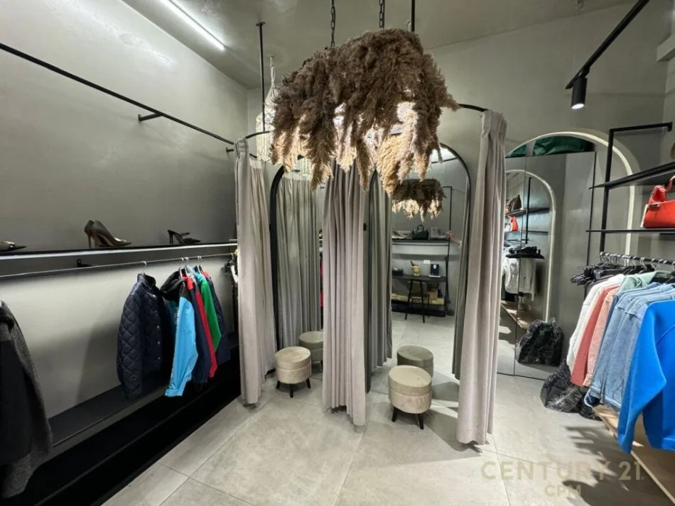 Tirane, jepet me qera ambjent biznesi Kati 0, 42 m² 1.500 € (ish blloku)