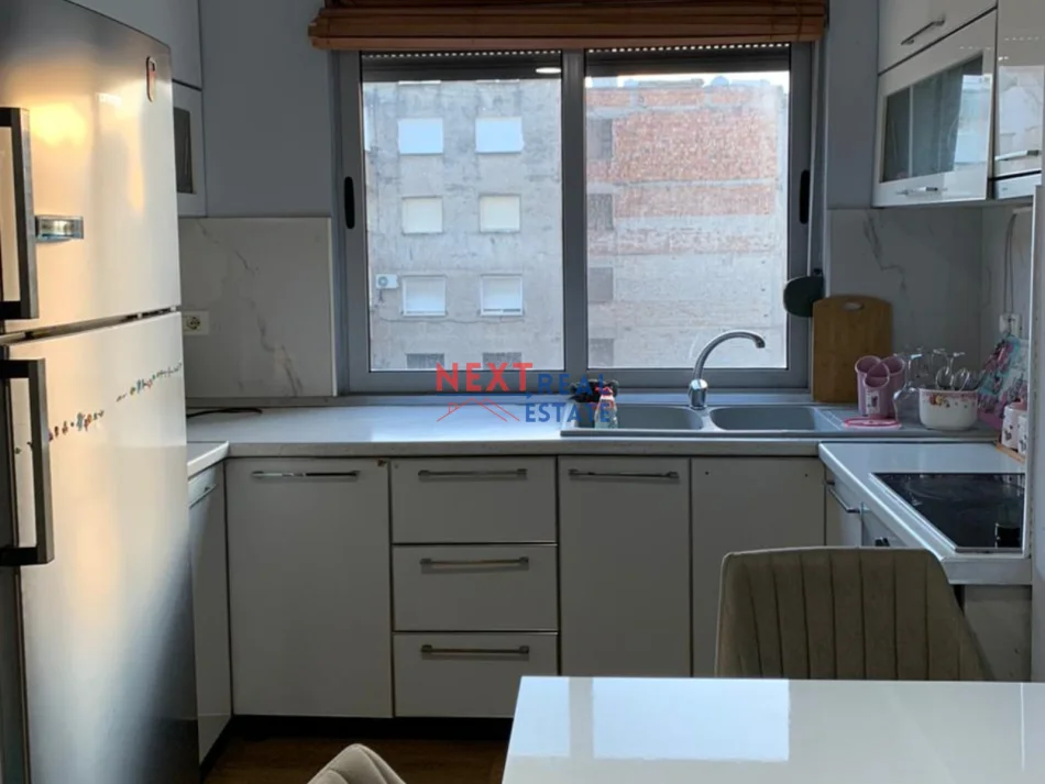 Vlore, jepet me qera apartament 1+1+Ballkon , 67 m² 300 € (SHKOLLA ALI DEMI, VLORE)