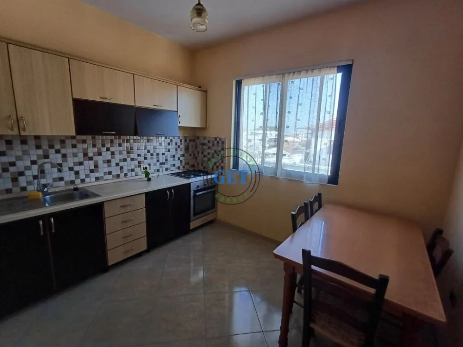 Durres, jepet me qera apartament 2+1 Kati 3, 95 m² 250 € (Blloku Vilave Lagj.18, Durrës)