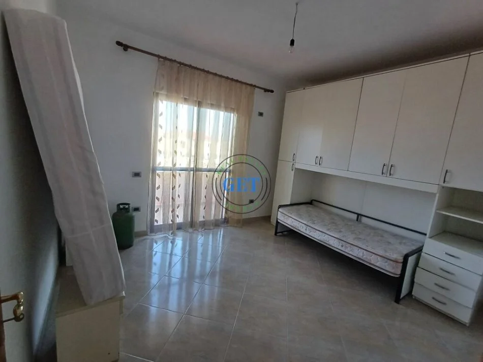 Durres, jepet me qera apartament 2+1 Kati 3, 95 m² 250 € (Blloku Vilave Lagj.18, Durrës)