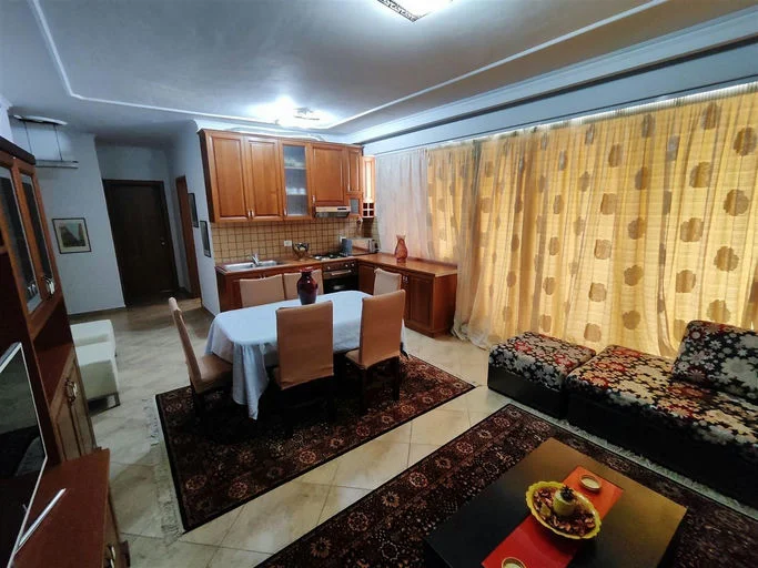 Tirane, jepet me qera apartament 2+1+Ballkon , 850 € (Rruga"Kavajes")