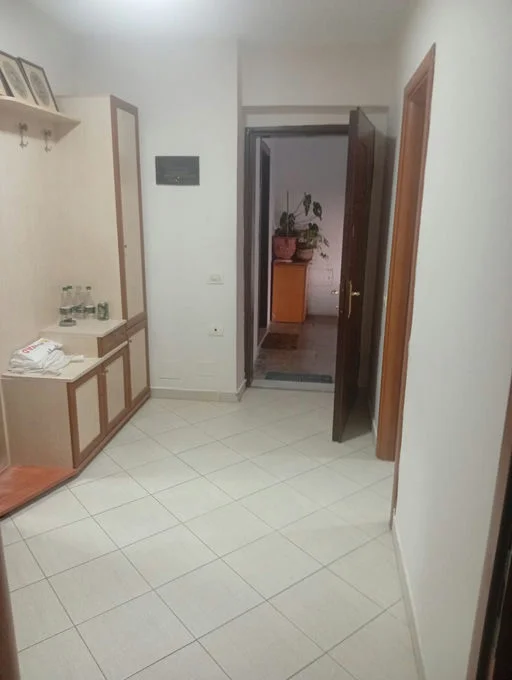 Tirane, jepet me qera apartament 1+1+Ballkon Kati 3, 56 m² 410 € (Rruga "Elbasanit")