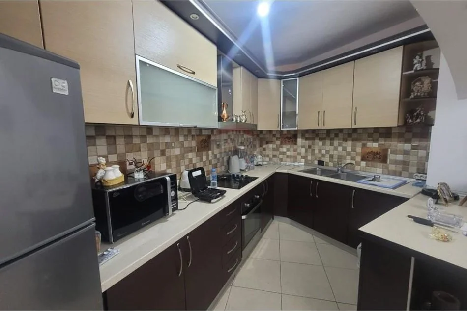 Tirane, jepet me qera 1+1 , 70 m² 750 € (9-katshet)