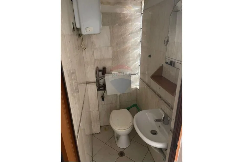 Tirane, jepet me qera ambjent biznesi Kati 0, 20 m² 350 € (Piazza)