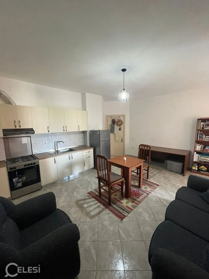 Tirane, jepet me qera apartament 1+1+Ballkon Kati 2, 70 m² 430 € (RRUGA PETI)