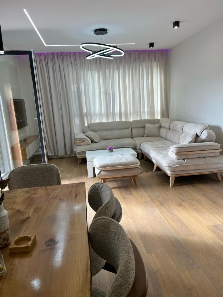 Tirane, jepet me qera apartament 2+1+Ballkon , 110 m² 800 € (Don Bosko)