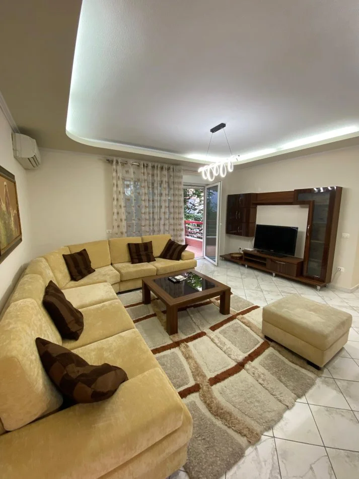 Tirane, jepet me qera apartament 2+1+Ballkon Kati 3, 125 m² 700 € (rruga hoxha tahsim)