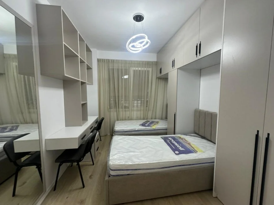 Tirane, jepet me qera apartament 2+1 , 100 m² 1.000 € (KOMUNA E PARISIT)