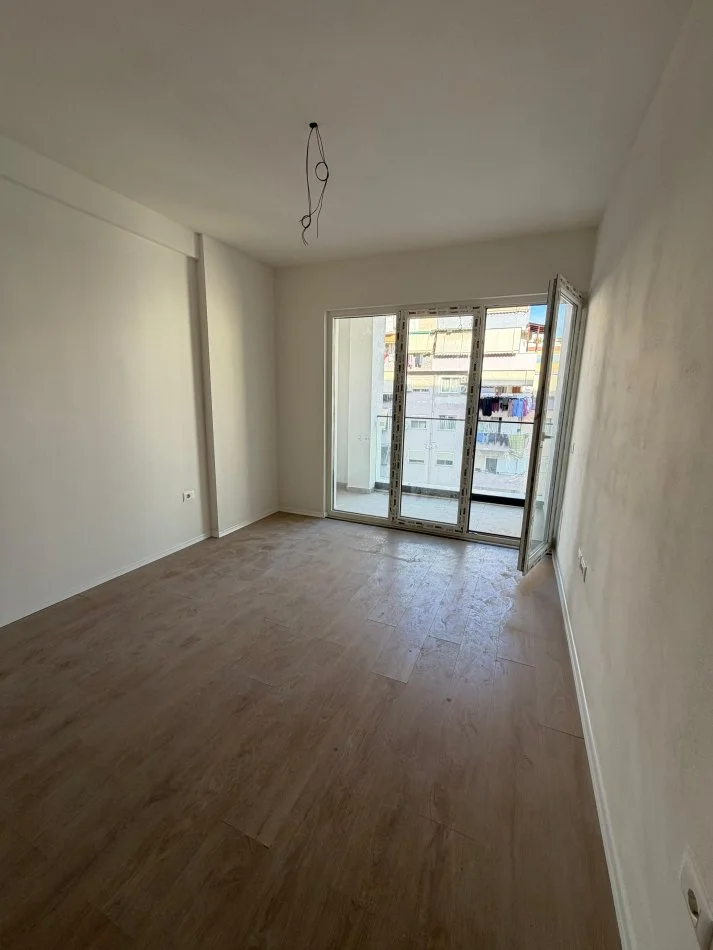Tirane, shitet apartament 1+1+Ballkon , 68 m² 110.000 € (Kompleksi Molla, Astir)