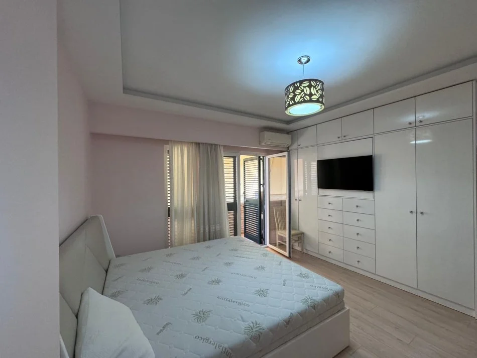 Tirane, jepet me qera apartament 2+1+Ballkon , 600 € 
