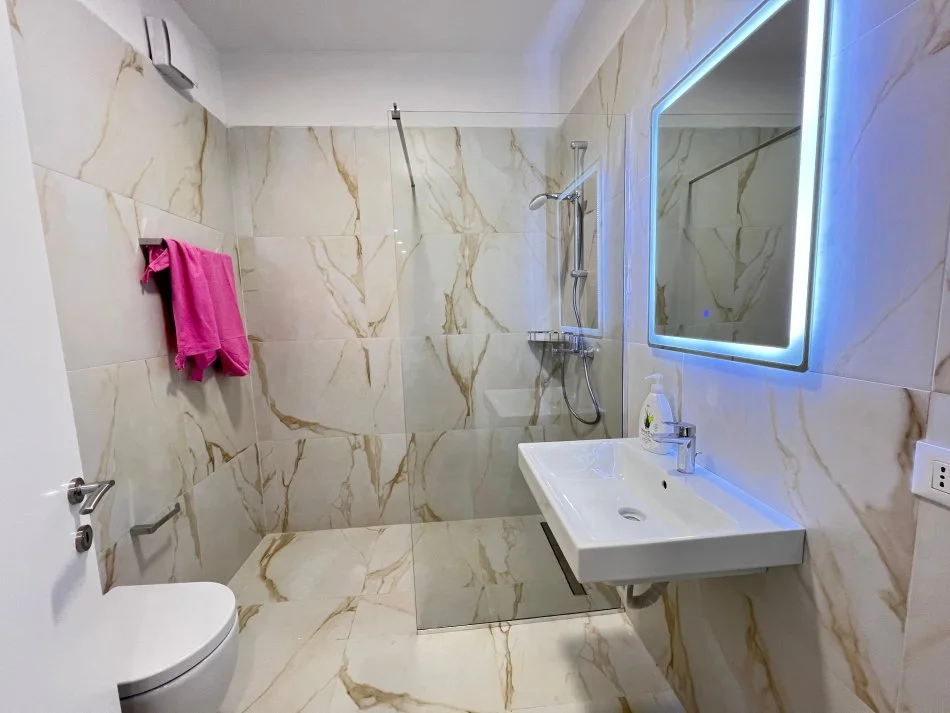 Tirane, jepet me qera apartament 1+1+Ballkon Kati 6, 70 m² 800 € (Rruga kavajes)