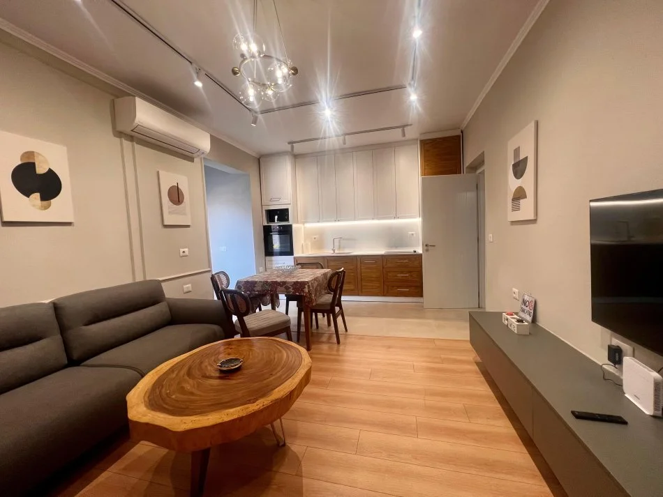 Tirane, jepet me qera 2+1 Kati 3, 80 m² (Pazari i Ri - Tiranë)