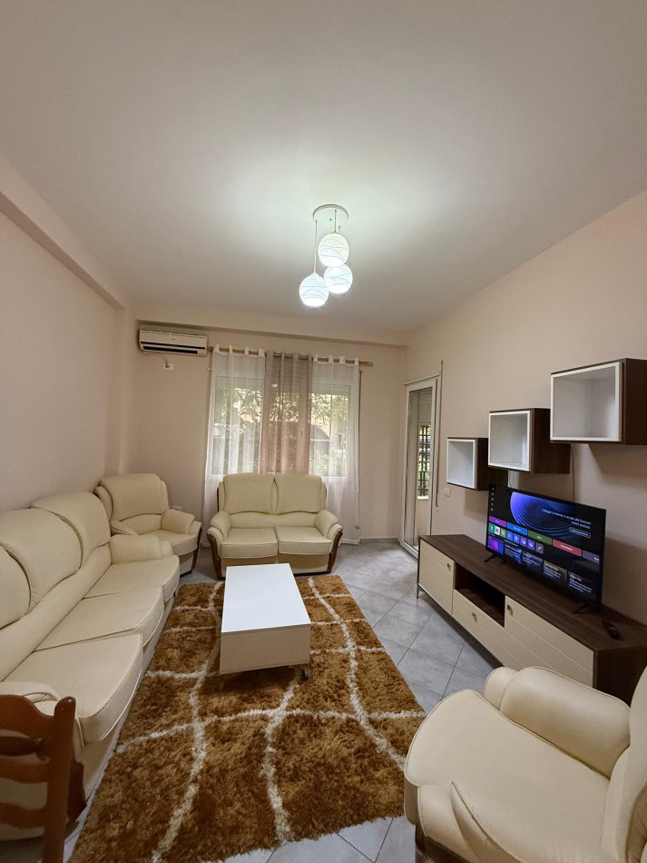 Tirane, jepet me qera 2+1+Ballkon , 500 € (Kodra e Diellit)