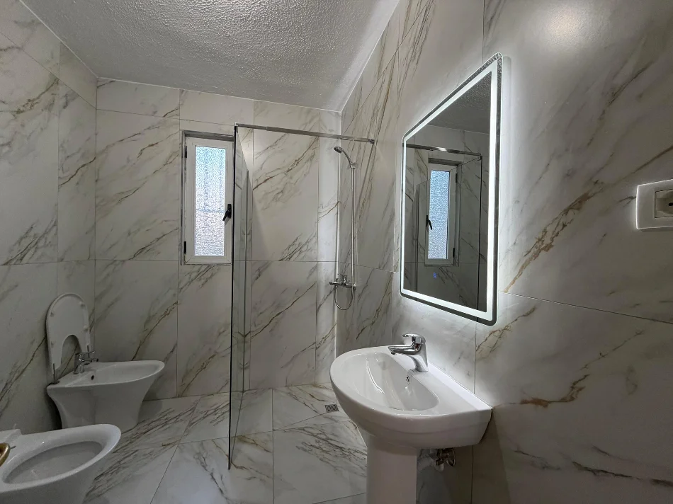 Tirane, jepet me qera 2+1 , 111 m² (Elbasan)