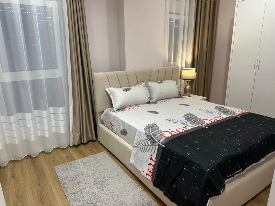 Tirane, jepet me qera apartament 1+1 Kati 1, 50 m² 300 € (Rezidenca Kaimi)