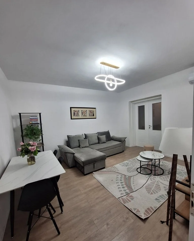 Tirane, jepet me qera apartament 1+1+Ballkon Kati 2, 75 m² 600 € (rruga e Barrikadave prane Gjimnazit Sami Frasheri)