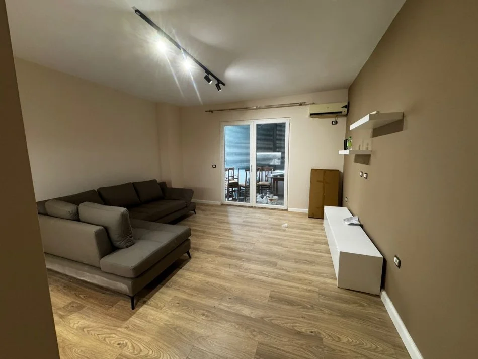 Tirane, jepet me qera apartament 1+1+Ballkon , 