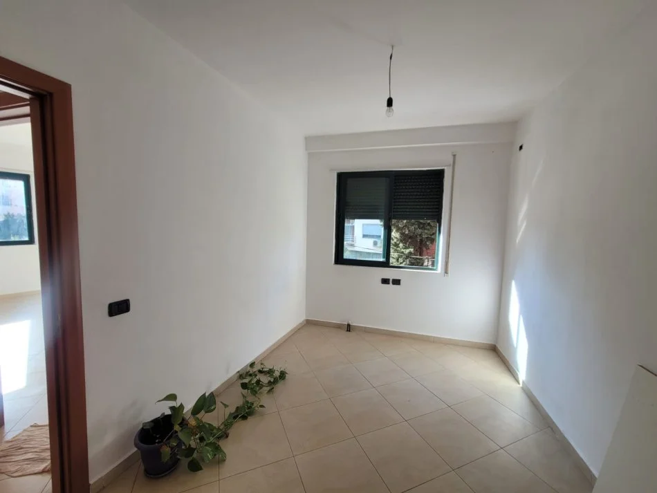 Tirane, jepet me qera apartament 3+1+Ballkon Kati 2, 118 m² 400 € 