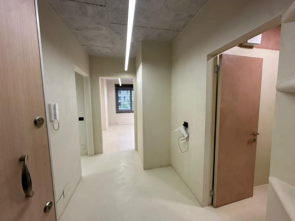 Tirane, jepet me qera ambjent biznesi Kati 1, 66 m² 800 € (Rruga Anton Lufi)