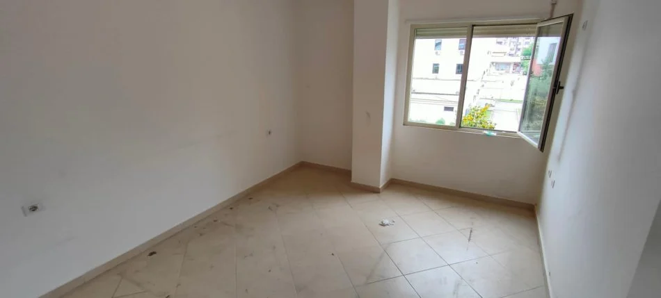 Tirane, jepet me qera apartament 2+1+Ballkon Kati 1, 90 m² 450 € (Don Bosco)