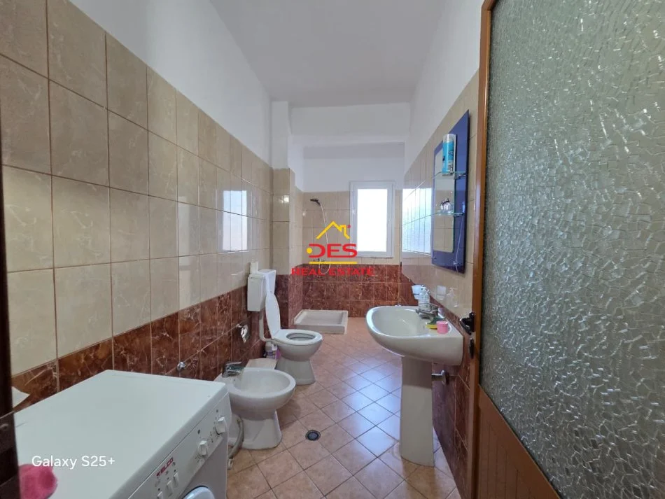 Vlore, jepet me qera apartament 2+1+Ballkon Kati 3, 110 m² 350 € (Rruga Murat Tërbaçi)