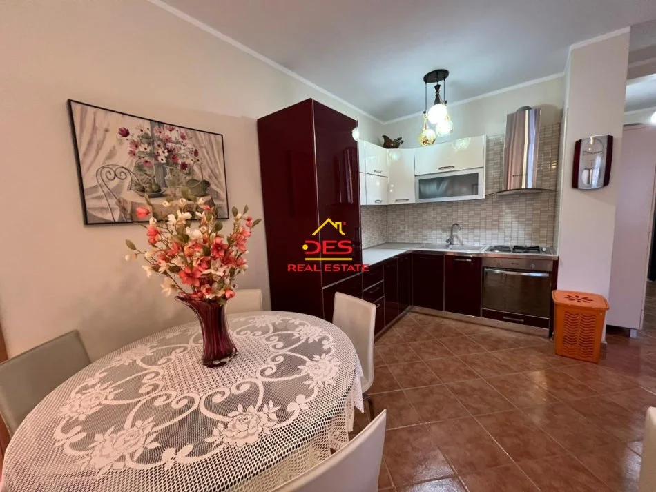 Vlore, shitet apartament 1+1+Ballkon Kati 3, 65 m² 117.000 € (Rruga Pelivan Leskaj)