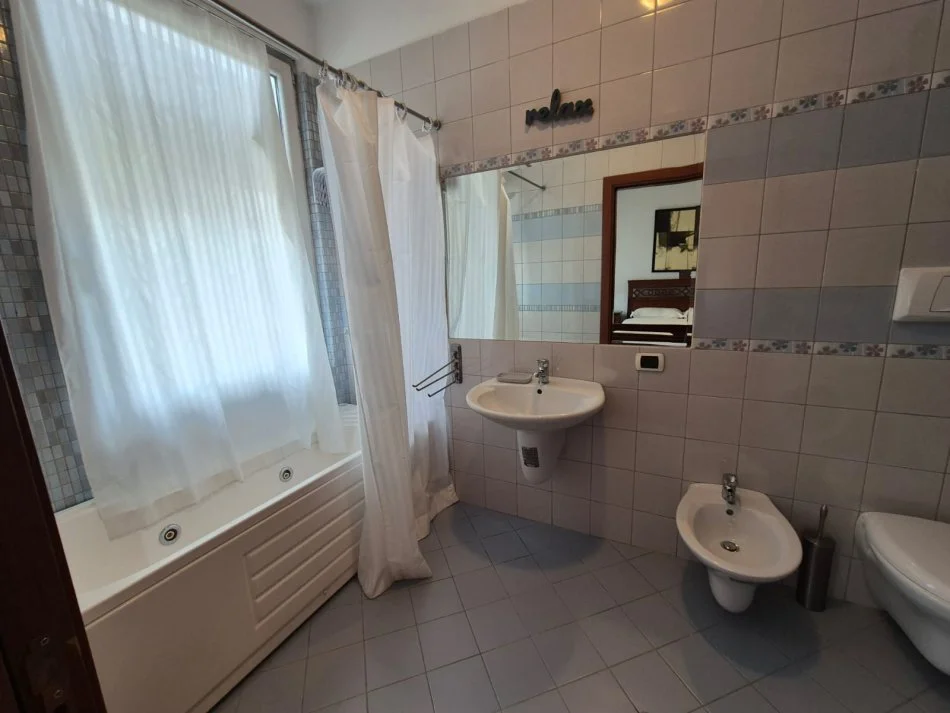 Tirane, jepet me qera apartament 2+1+Ballkon Kati 7, 130 m² 1.300 € (SHESHI WILLSON)