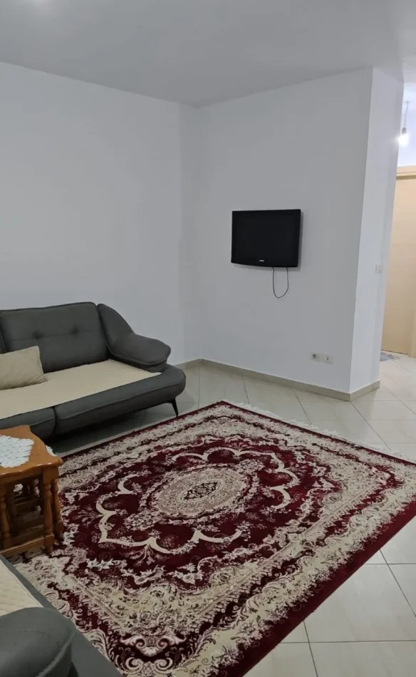 Tirane, jepet me qera apartament 1+1 Kati 3, 63 m² 400 € (Rruga Veli Dedi)