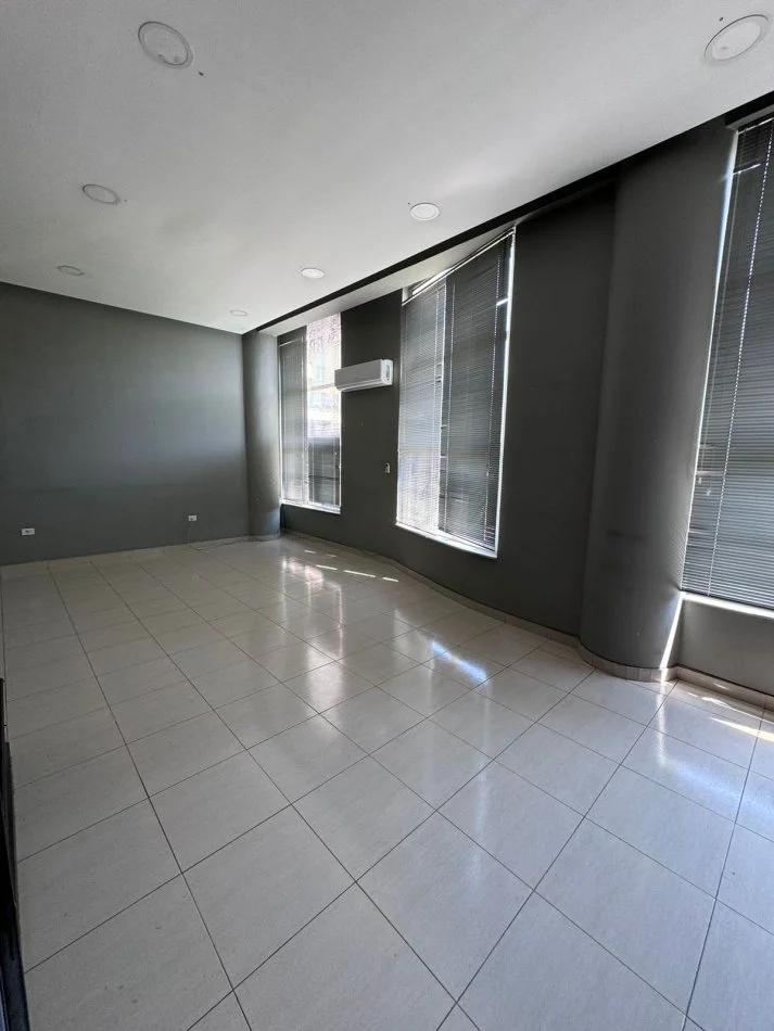 Tirane, jepet me qera ambjent biznesi Kati 1, 51 m² 500 € (rruga Sami Frasheri)