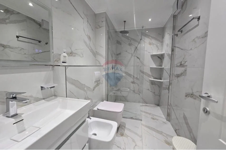 Tirane, shitet Dublex , 215 m² 420.000 € (Liqeni i Thate)