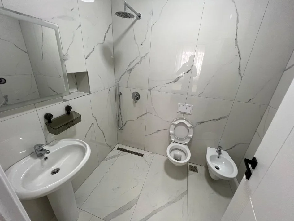 Tirane, jepet me qera apartament 2+1 Kati 3, 95 m² 600 € (Rruga 5 Maji)